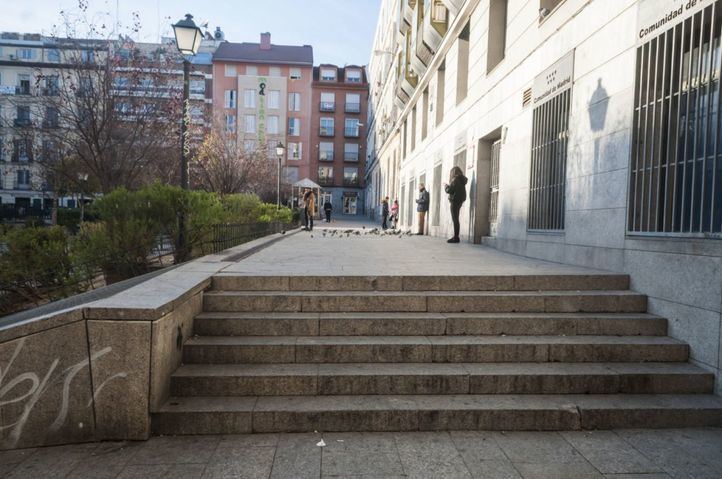 Barrera arquitectónica en una calle de Madrid
