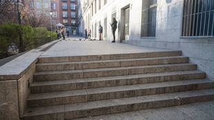 Barrera arquitectónica en una calle de Madrid