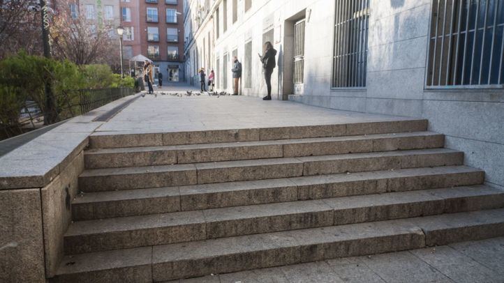 Barrera arquitectónica en una calle de Madrid