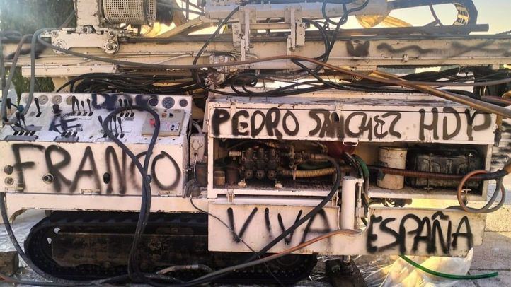 Máquina de obra en el valle de Cuelgamuros vandalizada