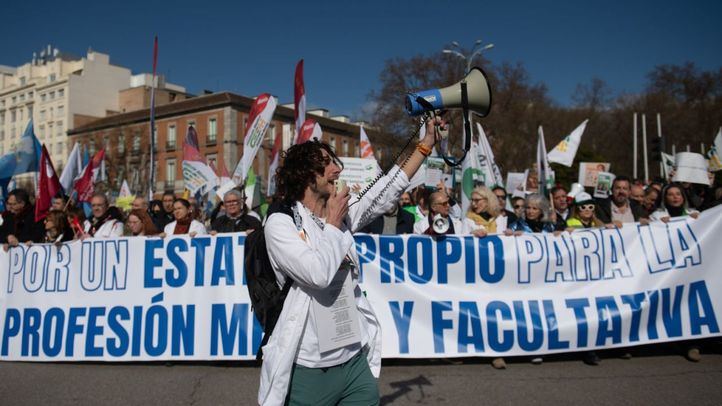 Manifestantes contra el Estatuto Marco del Ministerio de Sanidad