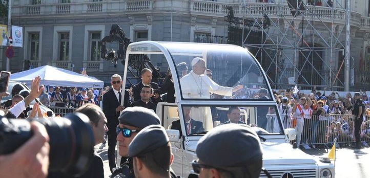 El Papa llegando a la Plaza de Cibeles en el Papamóvil