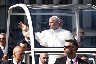 El Papa León XIV llega en el Papamóvil al Movistar Arena