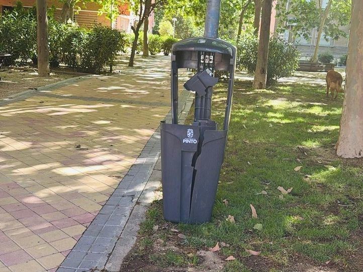 Pinto identifica al autor de un acto vandálico contra varias papeleras