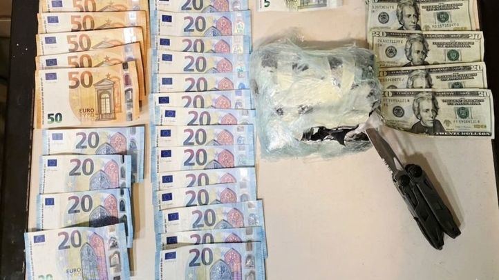 Durante la intervención localizaron varios teléfonos móviles, más de 800 euros en efectivo, moneda extranjera y un paquete envuelto con cinta de carrocero y oculto en una bolsa.