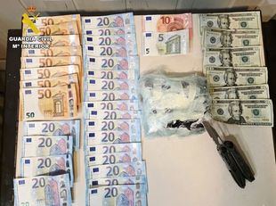 Durante la intervención localizaron varios teléfonos móviles, más de 800 euros en efectivo, moneda extranjera y un paquete envuelto con cinta de carrocero y oculto en una bolsa.
