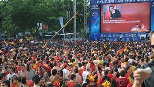 Pantalla gigante en Castellana, explanada bernabeu, con motivo del mundial de futbol para ver y apoyar a la selección espñaola