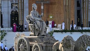 Ambiente en la plaza de Cibeles ante la misa el Papa