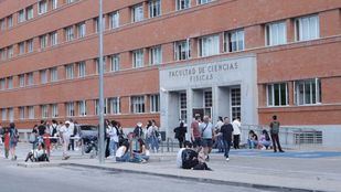 Estudiantes en el exterior de una facultad antes de los exámenes