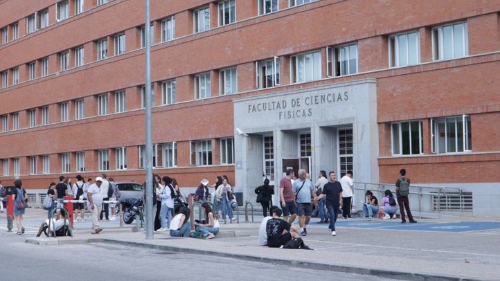 Estudiantes en el exterior de una facultad antes de los exámenes