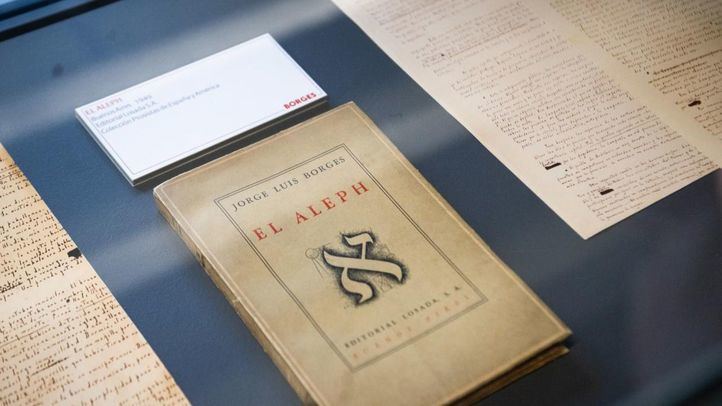 Una inmersión en el mundo de Borges a través de manuscritos, libros y relatos sonoros