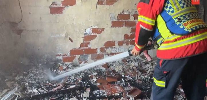 Afectados ocho vecinos por inhalación de humo en el incendio de un piso en Fuenlabrada