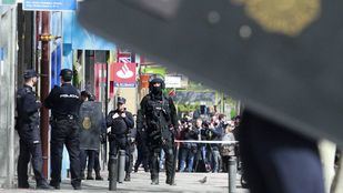 Despliegue policial ante un atraco a mano armada con rehenes en Madrid