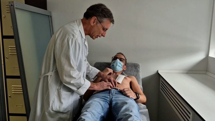 El doctor Jorge Calvo junto a su paciente, Juan Jesús.