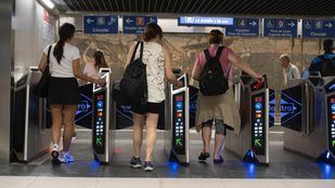 Usuarios acceden con su abono transporte al Metro de Madrid