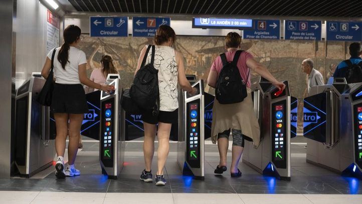 Usuarios acceden con su abono transporte al Metro de Madrid