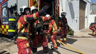 Bomberos de la Comunidad de Madrid ante un incendio en Parla.