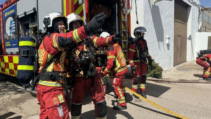 Bomberos de la Comunidad de Madrid ante un incendio en Parla.