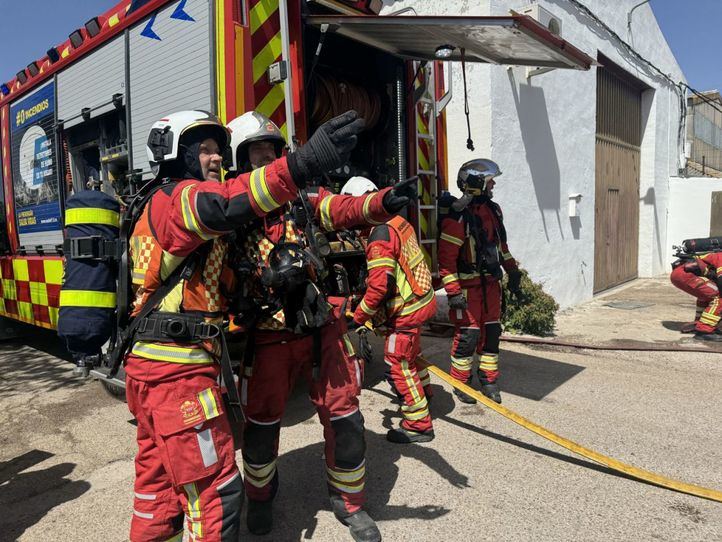 Extinguido un incendio que ha afectado a 13 vehículos en un recinto de Parla