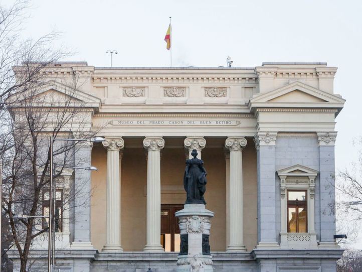 Fachada del edificio Casón del Buen Retiro del Museo del Prado con la estatua de la Reina María Isabel de Braganza