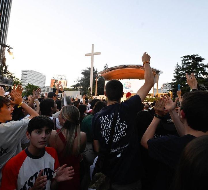 Almeida 'escucha' a Hazte Oír y conservará la cruz de la vigilia del Papa