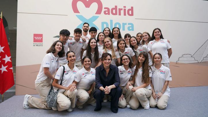 Los veinte estudiantes ganadores de la 1ª edición de Madrid Xplora junto a Isabel Díaz Ayuso.