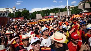Aficionados siguen el partido de España en la Plaza de Colón