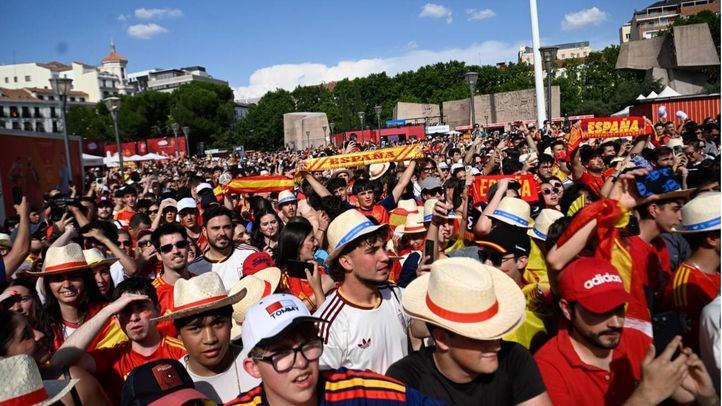 Aficionados siguen el partido de España en la Plaza de Colón
