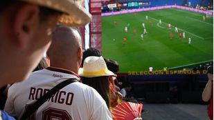 Seguidores de la selección española viendo el primer partido de España en el Mundial en la plaza de Colón