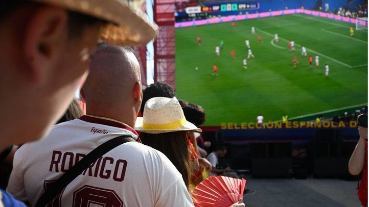 Seguidores de la selección española viendo el primer partido de España en el Mundial en la plaza de Colón