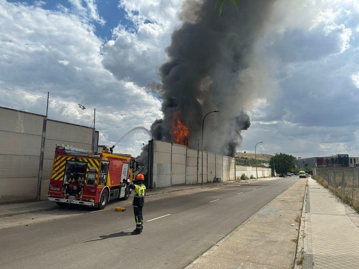Bomberos trabajan para sofocar un incendio de chatarra en Vicálvaro