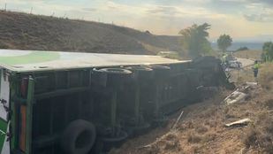 Herido un hombre al volcar su camión en la M-100 a la altura de Cobeña