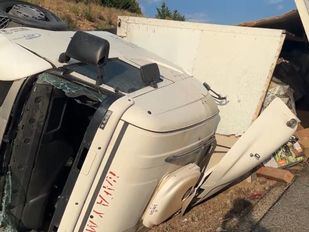 Herido un hombre al volcar su camión en la M-100 a la altura de Cobeña