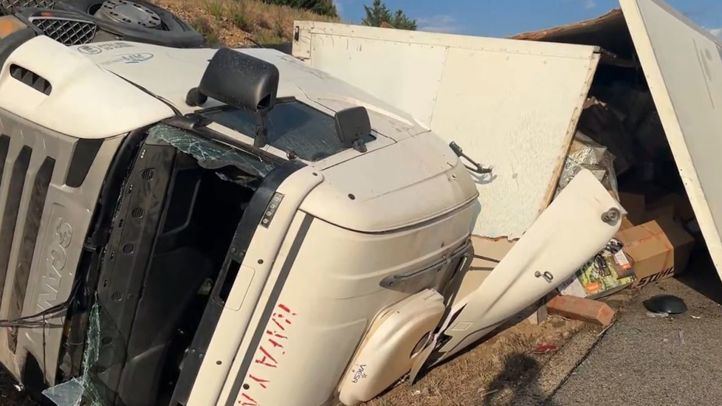 Herido un hombre al volcar su camión en la M-100 a la altura de Cobeña