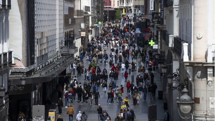 Gente paseando por la calle Preciados