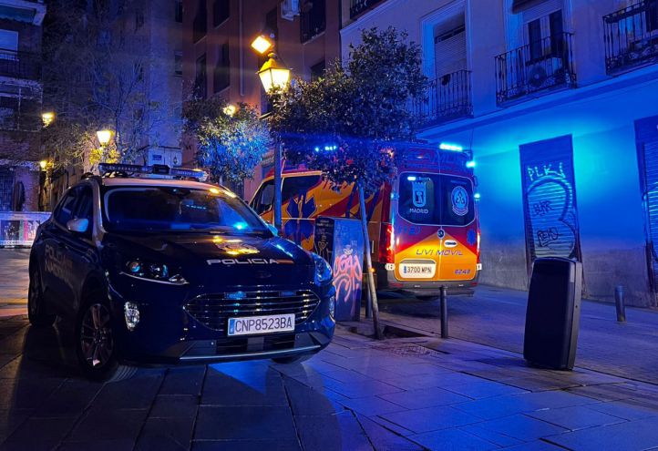 Un coche de Policía Nacional y una ambulancia