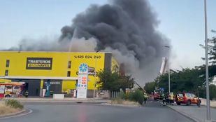 Inma Sanz avisa de que el trabajo de los Bomberos en la nave incendiada en Villaverde 'va para largo'