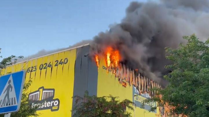 Inma Sanz avisa de que el trabajo de los Bomberos en la nave incendiada en Villaverde 'va para largo'