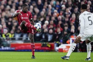 Ibrahima Konaté, con la camiseta del Liverpool, durante un partido en Anfield frente al Real Madrid.