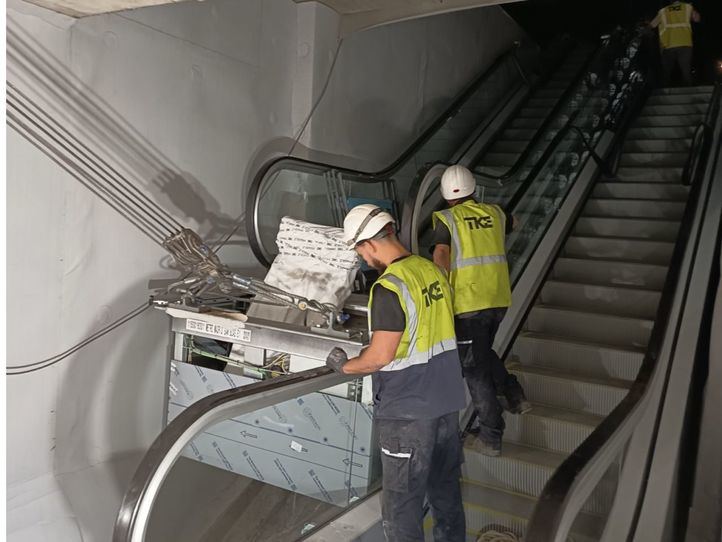 Montaje de escaleras mecánicas en Metro de Madrid