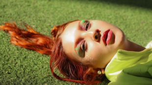 Cómo hacer que tu maquillaje de festival resista 12 horas de sol, sudor y baile