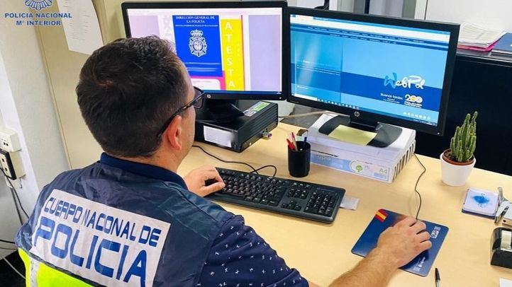 Foto de archivo de un agente de la Policía Nacional trabajando en ciberdelincuencia