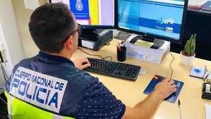 Foto de archivo de un agente de la Policía Nacional trabajando en ciberdelincuencia
