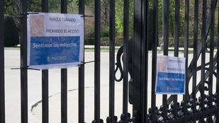 Carteles que anuncian el cierre del parque de El Retiro