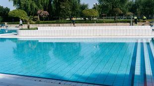 Piscina de verano del polideportivo Justo Go?mez Salto, en San Fernando de Henares