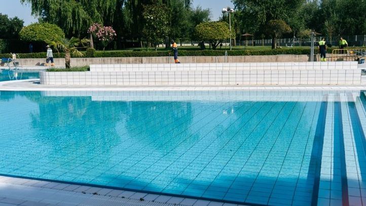 Piscina de verano del polideportivo Justo Go?mez Salto, en San Fernando de Henares