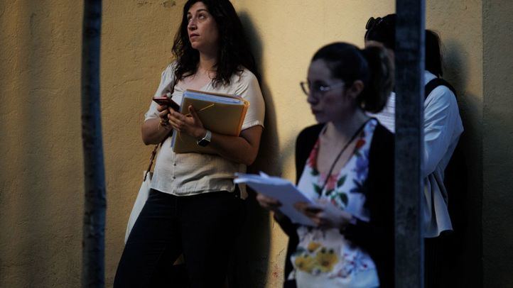 Varias personas antes del comienzo de las pruebas para las oposiciones de maestro, en el IES Fortuny, a 22 de junio de 2024