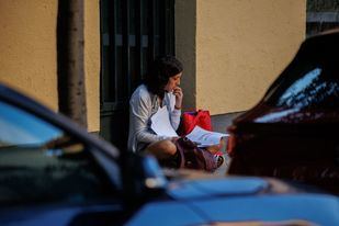 Varias personas antes del comienzo de las pruebas para las oposiciones de maestro, en el IES Fortuny, a 22 de junio de 2024