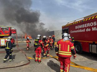 Bomberos trabajan en el incendio de una nave de Ciempozuelos