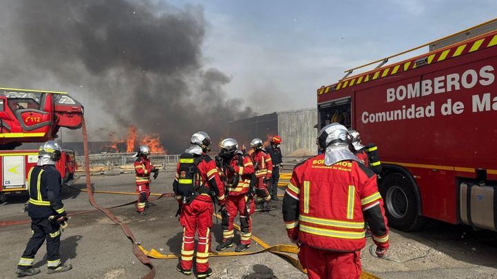 Bomberos de la Comunidad trabajan en el incendio de una nave de aluminio en Ciempozuelos.